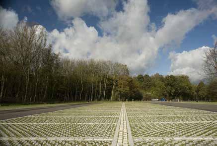 Vindbaarheid moet geregeld worden door middel van duidelijke bebording. Om de herkenbaarheid te vergroten wordt ingestoken op het karakter van parkeerterrein in de duinen.