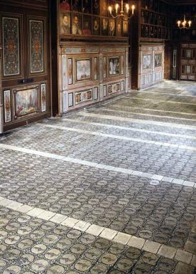 decoreren maar liefst 5.500 blauwwitte tegels met afbeeldingen van fuseliers de vloer van de grote zaal. De tegels werden in 1627 betaald, maar later in de eeuw gelegd.