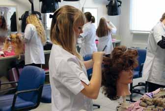 Onder begeleiding van de leraar leer je voor elke haarbehandeling die uitgevoerd wordt een behandelingsplan opmaken.