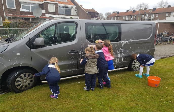 Na de wedstrijden hebben we heel veel lol gehad met autowassen en tot slot mochten we aanschuiven voor een heerlijke lunch. Wij hebben het enorm naar ons zin gehad, bedankt.