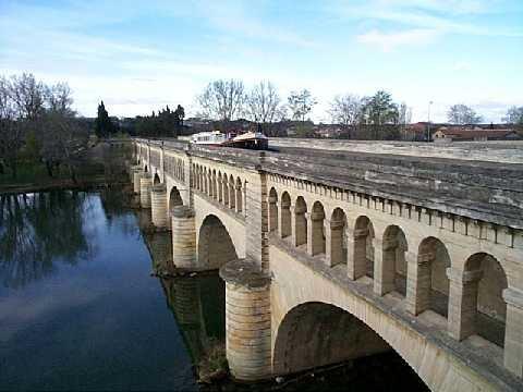 langste in het Canal du Midi. In totaal zijn er ongeveer 50 aquaducten in het kanaal gebouwd, groot en klein.