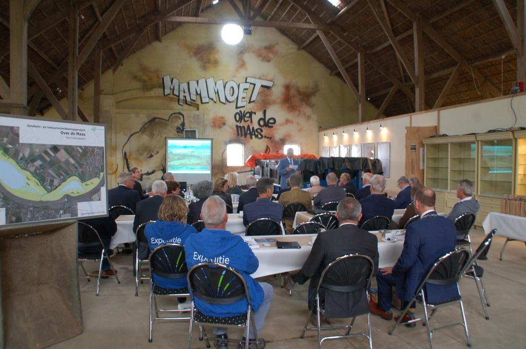 De schuur ligt midden in het gebied van het project Over de Maas, waar zandwinning, natuurontwikkeling, recreatie én archeologie samen komen.