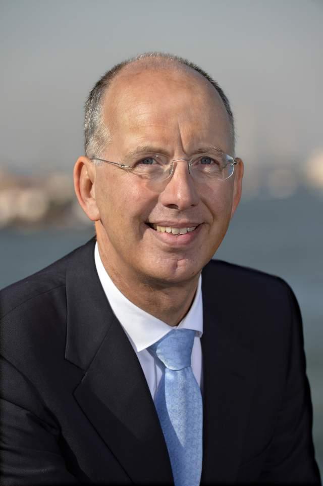 Ing. R. (Ronald) Paul Ronald Paul is directeur Infrastructuur & Maritieme Zaken (COO) bij Havenbedrijf Rotterdam.