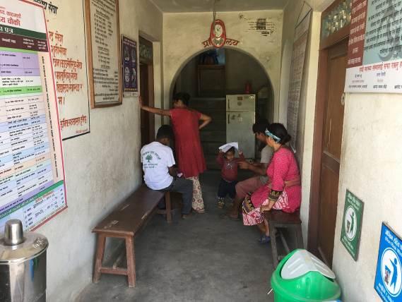 De Nepalese voorziet de kliniek van 35 essentiële medicijnen, die geleverd worden aan elke overheidskliniek, ongeacht verzorgingsgebied. Daarnaast wordt voorzien in vaccinaties.