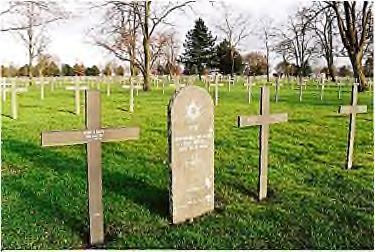 970 onbekende soldaten, afkomstig van begraafplaatsen en massagraven uit de omgeving.