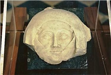 Het museum beroemt zich op het bezit van een van de interessantste collecties funeraire kunst uit de Middeleeuwen (12 e tot 16 e eeuw). Daaronder bevinden zich de o.a. de volgende interessante werken: - de grafplaat van bisschop Frumauld uit de 12e eeuw, deels bedekt met mozaïek inlegwerk.