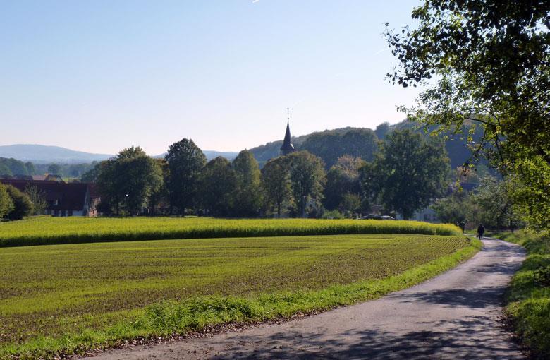 De smalle asfaltweg sluit in het dorp aan bij de hoofdweg door Leeden, en aan de overzijde van de weg staat ook al het leuke kerkje. Hier gaan we de Hermannsweg nu verlaten.