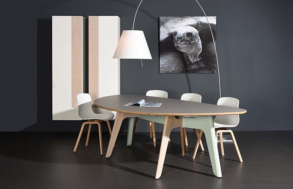 collectie FOLIANT design: Dick Spierenburg (2015) De opvallende tafel Foliant werd door Dick Spierenburg begin jaren 90 al ontworpen en is in 2015 opnieuw in productie genomen.