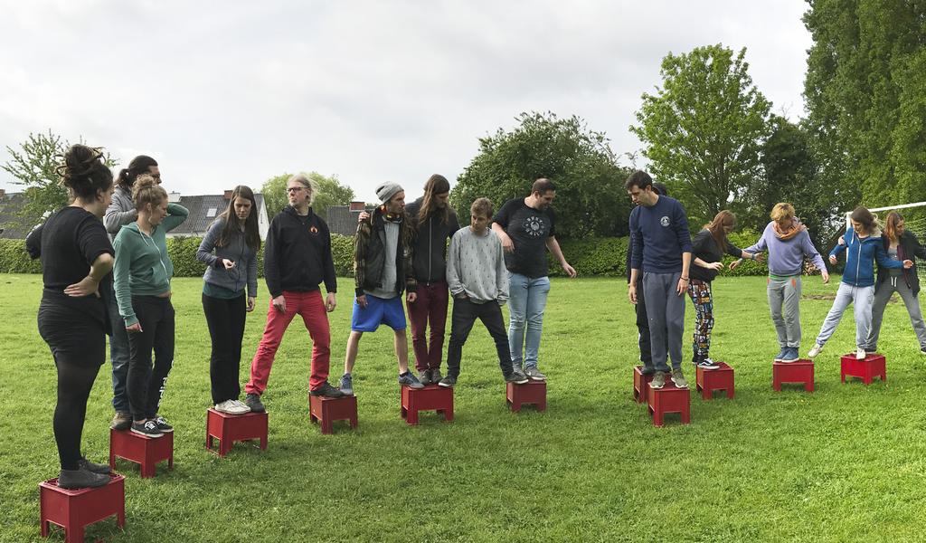 2. Basiscursus jeugdopbouwwerk Jeugdopbouwwerkers nemen een aparte positie in in het werkveld jeugdwerk met kinderen en jongeren in maatschappelijk kwetsbare situaties.