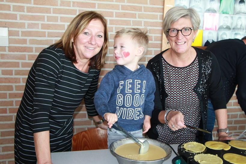 GROOTOUDERS OP BEZOEK BIJ DE JONGSTE KLEUTERS We keken er al weken naar uit om onze grootouders te verwennen. Eerst mochten ze genieten van enkele dansjes en liedjes.