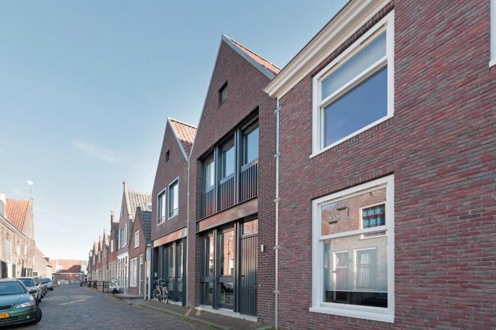 MONNICKENDAM WEEZENLAND 3 Herenhuis met allure op 360 m² eigen grond aan doorgaand vaarwater in de historische binnenstad van Monnickendam.