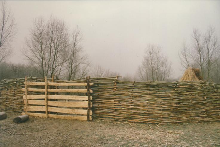 Een mooi stevig hek, gezien in Leleystad. Er liepen schapen achter. 20 eeuws hek.