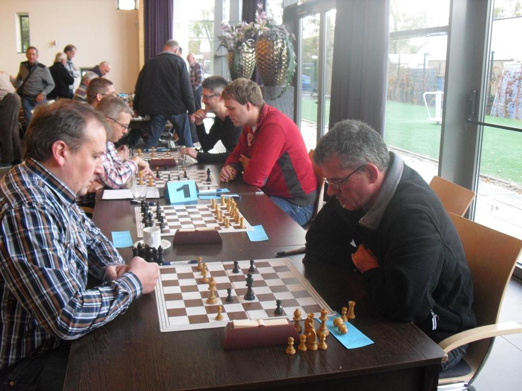 Uw verslaggever is Bert Gerritsma. Ton Bodaan smaakmaker Op zaterdag 27 oktober organiseerde schaakvereniging SIO alweer het 24 e rapidtoernooi.
