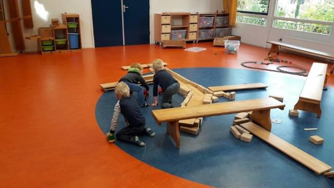 Als het kan, bewegen we volop in de gymzaal of buiten. We klimmen en klauteren, maken koprollen of zwaaien in de touwen. Vooral kring-, zang- en tikspelletjes doen we volop.