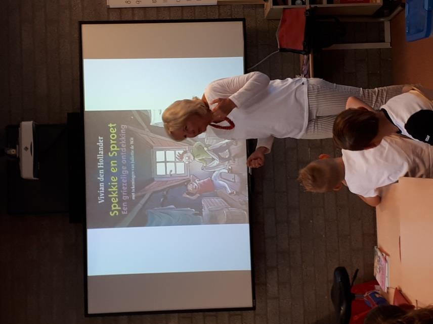 Groep 5b Afgelopen dinsdag bracht kinderboekenschrijfster Vivian den Hollander