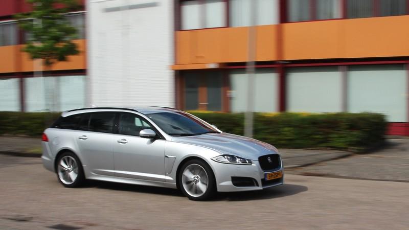 Een heel grote pre van de Sportbrake is natuurlijk de ruimte achterin, maar daarmee moet je niet alleen denken aan de bagageruimte, want zelfs met lange personen voorin kan je achterin als grote