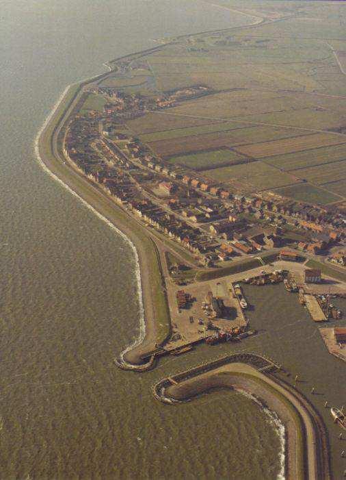 8 van 192 Afbeelding 1.1 Luchtfoto s voorgaande versterking van de waterkering nabij Oudeschild, voor tijdens en na de versterking van de waterkering Bron: C. Veld.