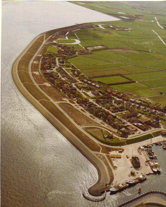 De Waddenzeedijk langs het oude land kent een gebogen verloop, terwijl langs de polders vooral sprake is van lange rechte trajecten.