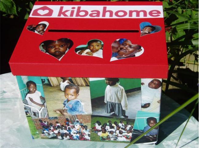 !! Wij brengen u een KiBaHome felicitatiepakket. Een mooie lege doos beplakt met foto s van het weeshuis met ter ondersteuning een prachtig fotoboek.