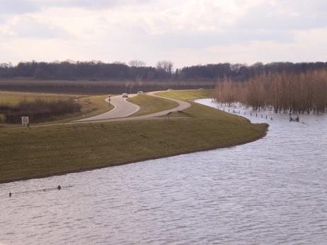 Les 9 Nederland, een waterlaboratorium? 54 6. Nieuwe dijken normale dijk nieuwe trapdijk Al eeuwen beschermen dijken Nederland tegen het water.