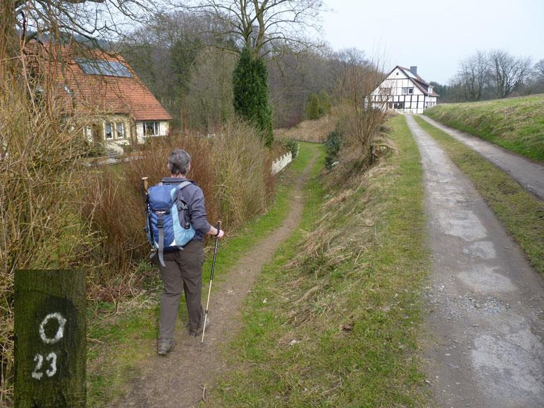 Vanuit de verte zagen we al vreemde verhogingen in het landschap, nu komen we daar pal aan langs.