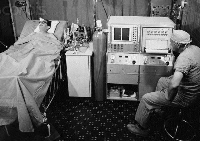 1969: Eerste kunsthart als bridge to transplant Haskell Karp: