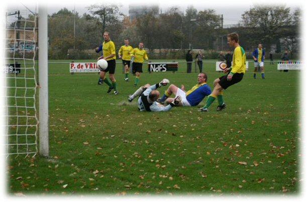 1. Friesland 1 DTD 1 (5-1) WEDSTRIJDVERSLAGEN Dit zijn altijd leuke wedstrijden om te zien, omdat deze 2 ploegen altijd verzorgd voetbal willen laten zien en er altijd op een voetballende manier uit