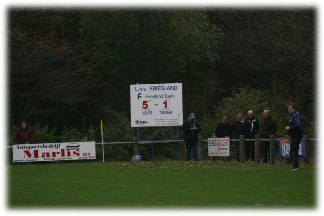 Dit wel zonder grote kansen af te dwingen. Hierna herpakte Friesland zich en ging meer naar voren voetballen waardoor er kansjes kwamen. Na een kwartier kwam de 1e goal tot stand.