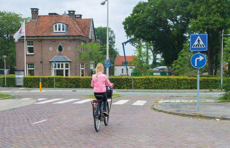 Ja, het bord met de pijl naar rechts geldt alleen voor auto s. Vraag 16 1 2 3 Eva nadert een kruising.