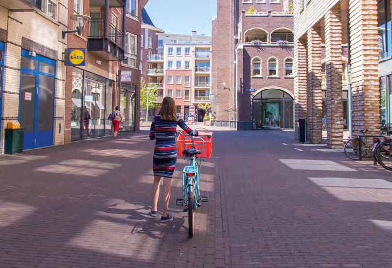 Vraag 22 Noor loopt met de fiets aan de hand verder. Welke borden geven aan dat zij hier moet lopen? Er zijn twee antwoorden goed. Vraag 23 C16 De vrachtauto rijdt achteruit.