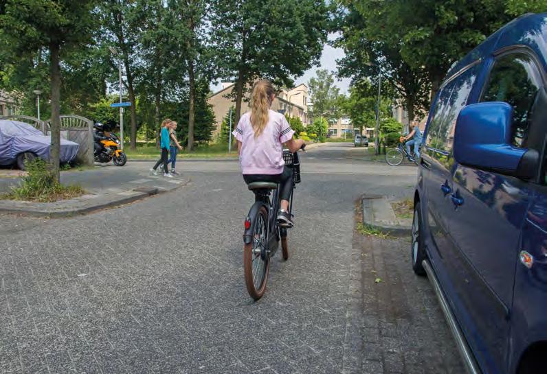 Dat Romy geen voorrang krijgt van de motor, omdat deze haar niet op tijd ziet.