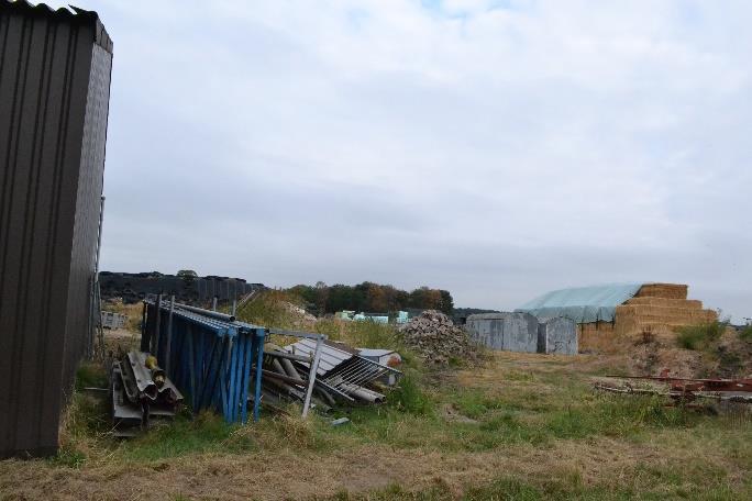 Het plangebied bestaat uit een grasland en een opslaglocatie met hooi, stro, kuilvoer, bouwmateriaal en werktuigen. Het plangebied grenst aan open agrarisch gebied. Figuur 1.