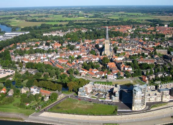 Op zaterdag bezoeken wij Emmerich aan de Rijn, en in de namiddag Kasteel Bergh het grootste kasteel van Nederland.