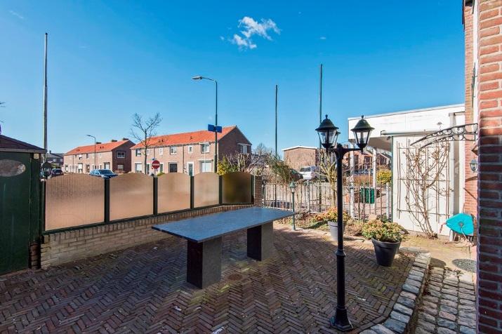 Buiten en Tuin Aan de rechterzijde van het huis ligt een besloten plaats, die