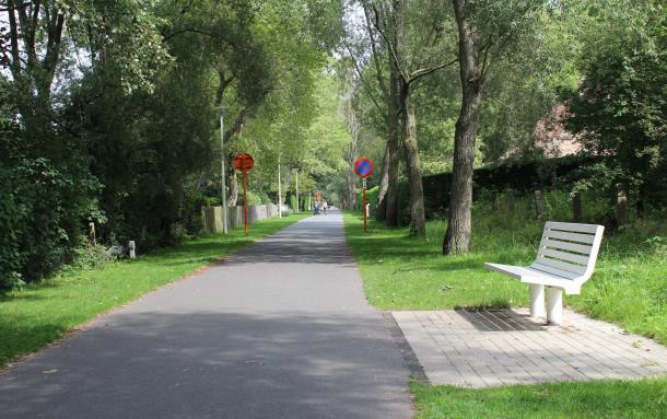 Deze weg is de grens tussen het strand- en duingebied en de polders, de naam verwijst naar Louis Crombez die