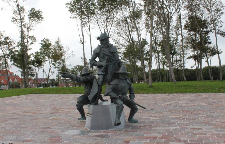 Net voor we aan de wandelpromenade komen zien we links van ons aan de ingang van het park* het standbeeld van Prins Maurits Van Nassau.