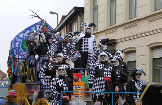 TERUGBLIK 31 Carnaval: de wagen van Keizer Wim I en De Sloebers in Steendorp