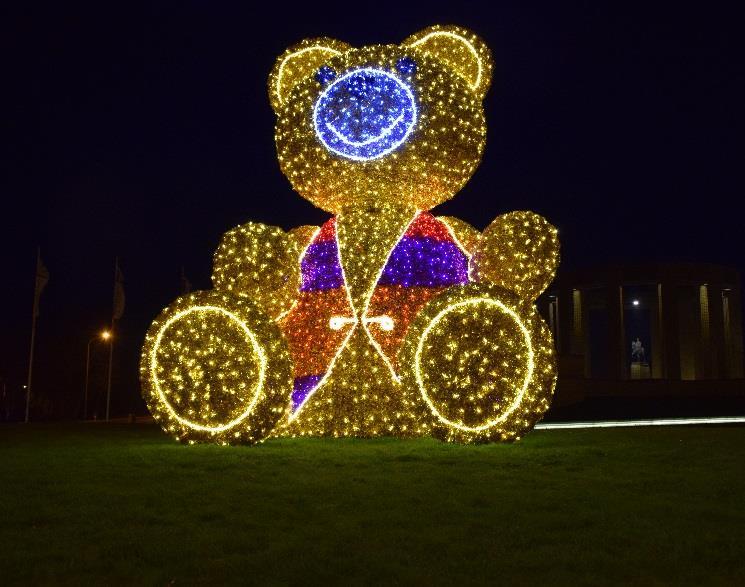 De kerstbeer bevindt zich aan het bezoekerscentrum Westfront en is 6 meter hoog.