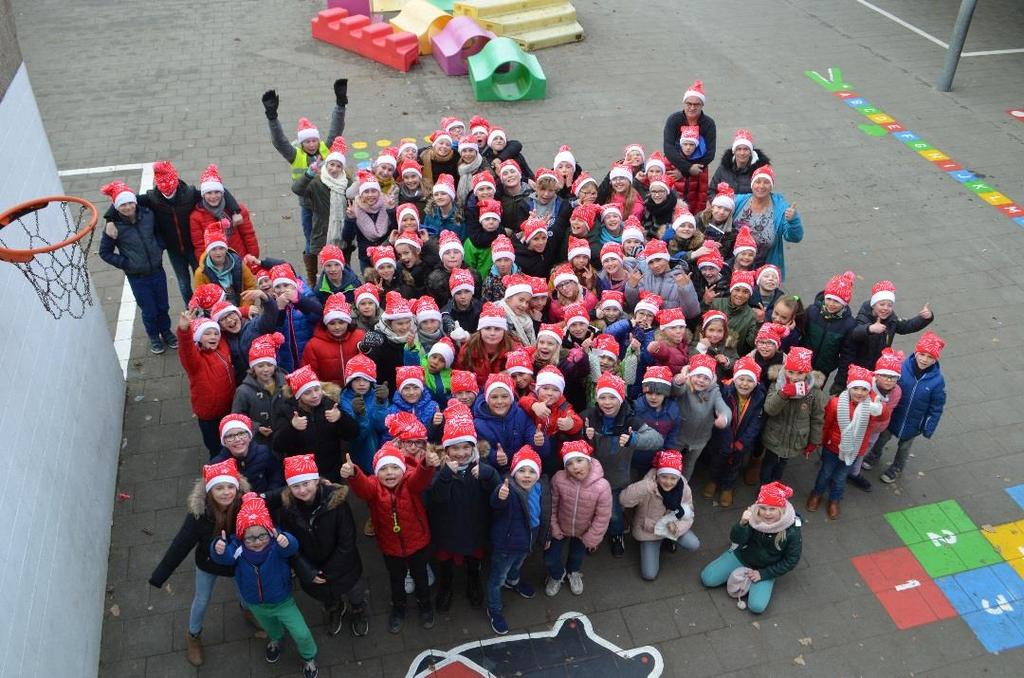 klimtouw en tal van volksspelen 502 gratis kerstmutsen voor de Nieuwpoortse scholen (104 mutsen voor gemeenteschool De Pagaaier
