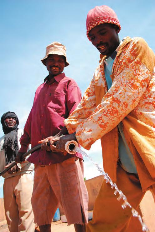 DE STICHTING Het begon in 1994 met twee waterpu en en een basisschool in Amani. Inmiddels zijn er zes g pu en en ach en scholen bijgekomen.