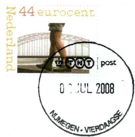 Landsnaam en waardeaanduiding zijn beide aan de korte zijde geplaatst. Het euroteken is tevens de letter e van Nederland.