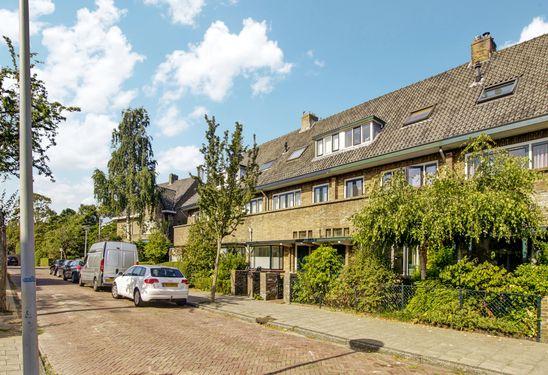 Gelegen in een kindvriendelijke en groene wijk! Direct aan de rand van het centrum van Leiden ligt deze sfeervolle en karakteristiek jaren-'30 woning In de populaire Burgemeesterswijk.