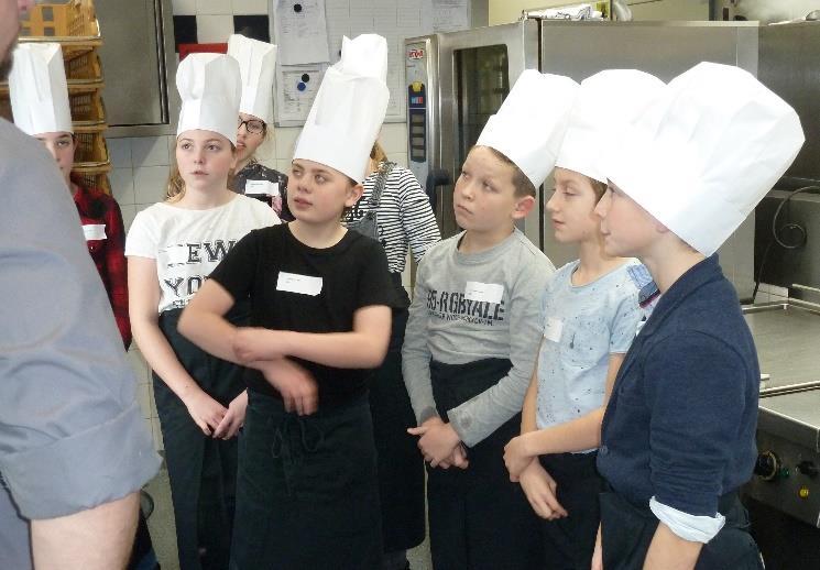 overblijfouders en vrienden en kennissen naar een smakelijk, grandioos buffet in een heel