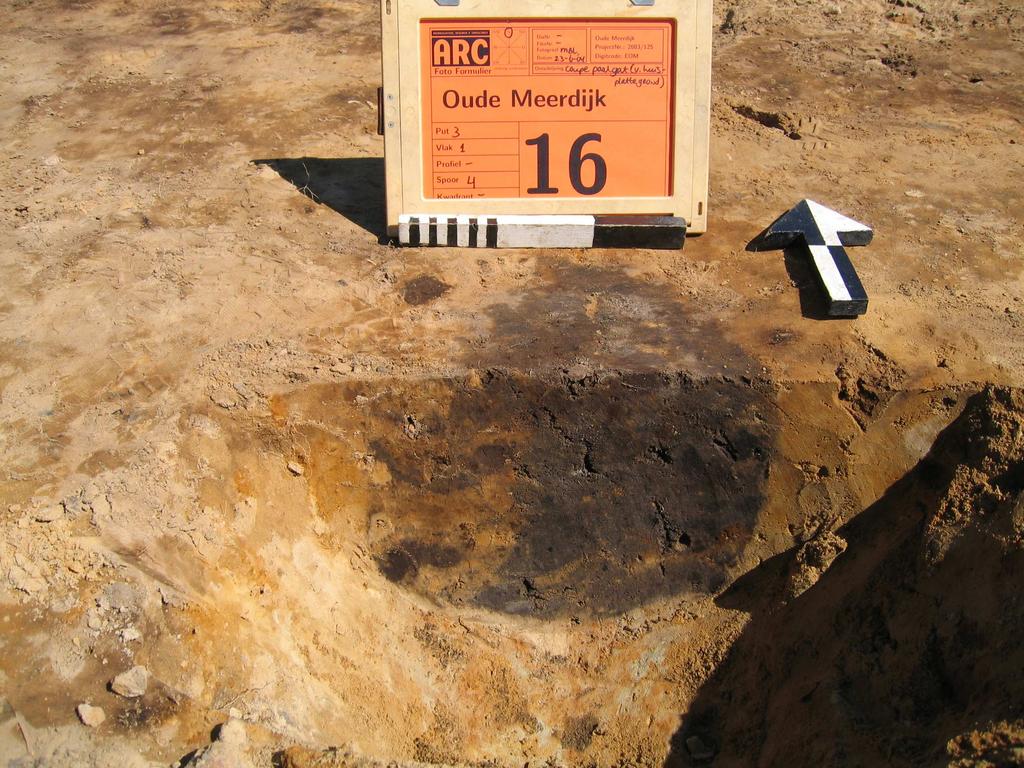 Afbeelding 7 Gecoupeerd paalgat. Foto: M. Blom. afvalkuil, spoor 6, is gecoupeerd en bleek een gelaagdheid te bevatten. Er is geen vondstmateriaal uit de afvalkuil geborgen.