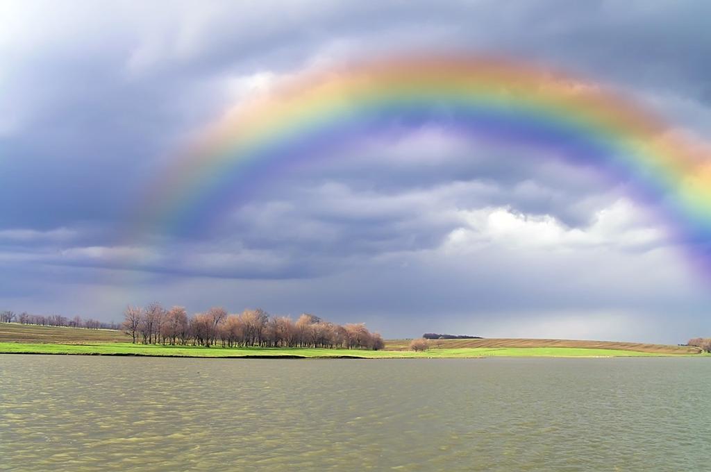 Leerblok Kleurordening Hoofdstuk 5 De kleurencirkel Wanneer we op een onbewolkte dag naar de hemel kijken, dan zien we recht boven ons een diep azuurblauwe kleur.