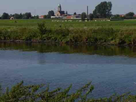 De 2 grotere afstanden volgen de loop van de Leie op Wevelgemse grond en bereiken zo de rust in de