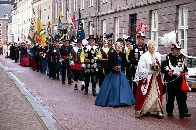 andere schutterijen en schuttersgilden de Geestelijken begeleiden naar de Kathedraal toe, waar de wijding mis plaatsvond.