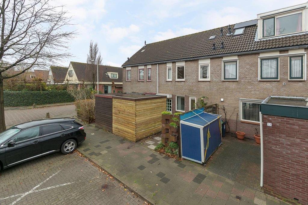 Deze ruime eengezinswoning is gelegen aan het water en heeft vanuit de tuin een fraai uitzicht. De omgeving rondom de woning is zeer kindvriendelijk.