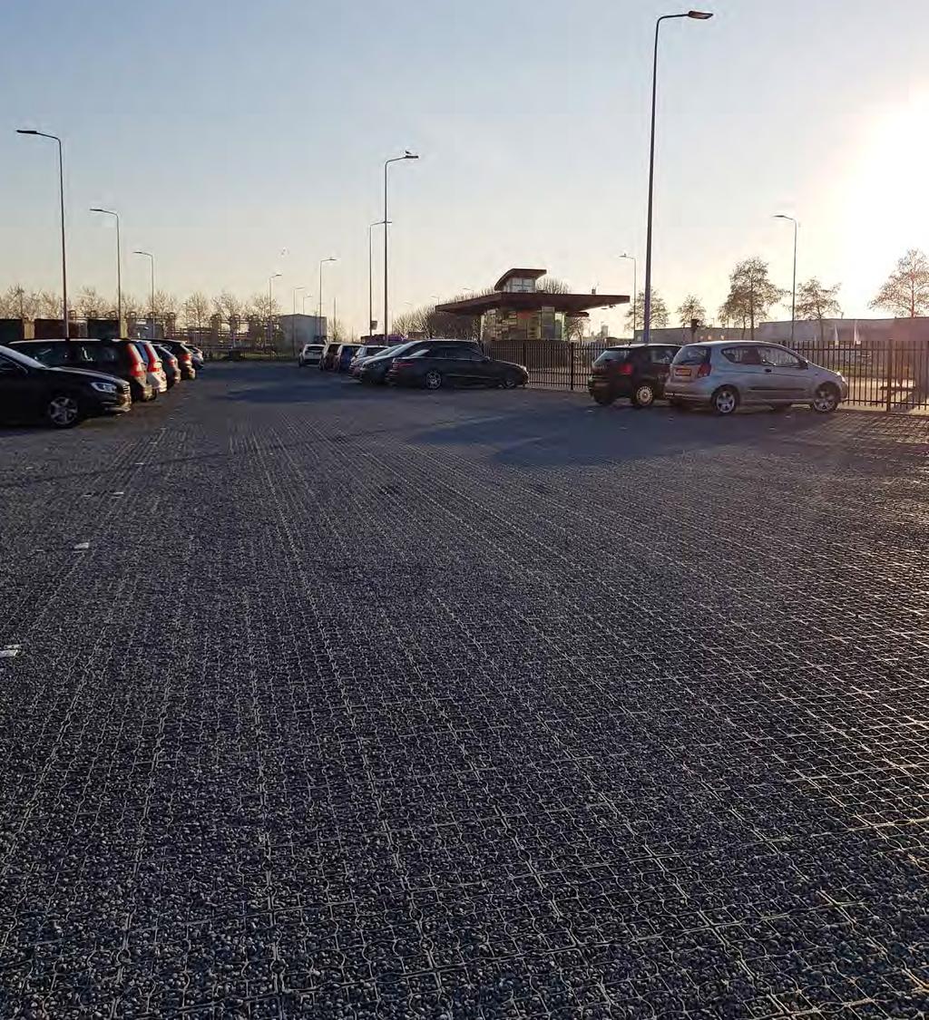 De kunststof matten zijn een goed alternatief voor bestrating Recycling Op het nieuwe parkeerterrein in Alkmaar moest een waterdoorlatende toplaag komen.