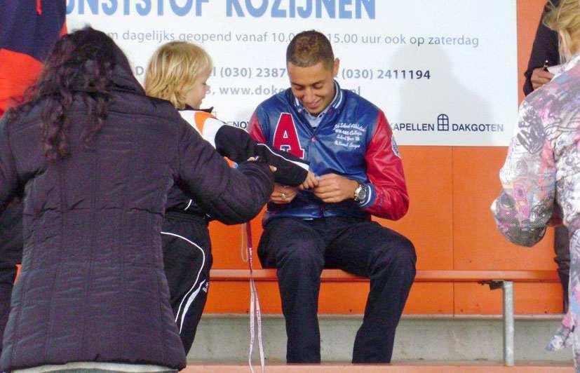 Zaterdag afdeling (vervolg) De Meern. Eerst vanaf rechts een prima actie van Wim Wakelkamp wiens voorzet net iets te hard was voor Rory.